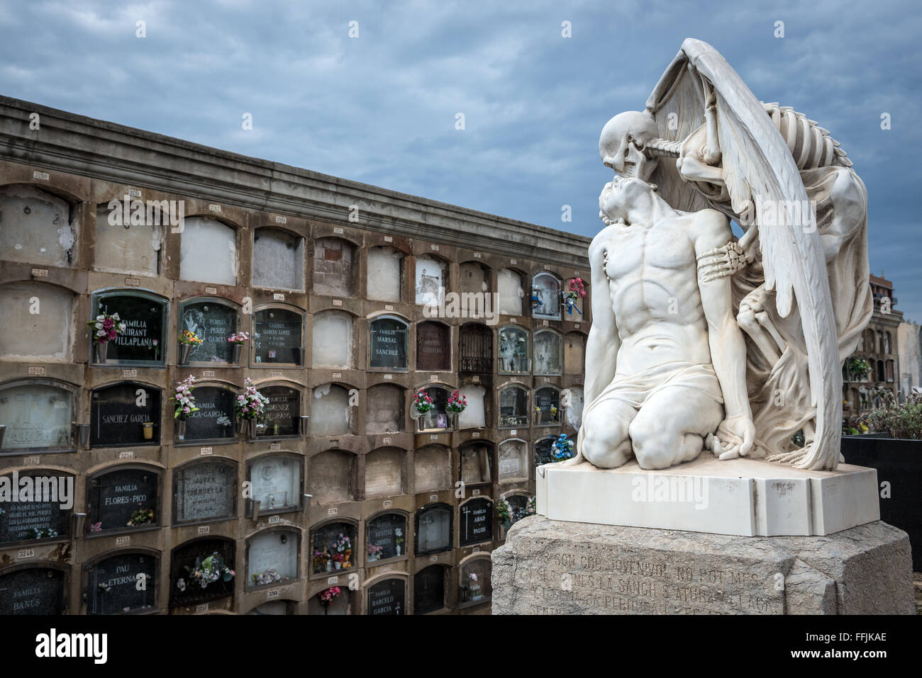 Le baiser de la mort sculpture de Josep Soler Llaudet tombe du cimetière de Poblenou (cimetière de l'Est) à Barcelone, Espagne Banque D'Images