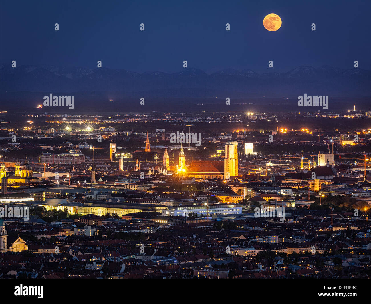 Vue aérienne de nuit de Munich, Allemagne Banque D'Images
