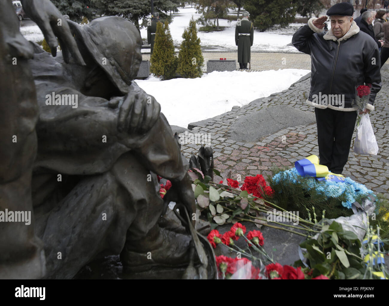 21 janvier 2016 - l'homme rend hommage à un monument aux soldats tués en Afghanistan dans la guerre 1979-1989, à l'occasion de l'anniversaire du retrait des troupes soviétiques du pays, à Kiev, le 15 février 2016. Le dernier détachement de l'armée soviétique ont quitté l'Afghanistan le 15 février 1989 après avoir mené une guerre de 10 ans dans l'échec d'une tentative d'imposer la domination soviétique dans le pays. Quelque 3 360 soldats ukrainiens ont été tués durant la guerre. © Michel Stepanov/ZUMA/Alamy Fil Live News Banque D'Images