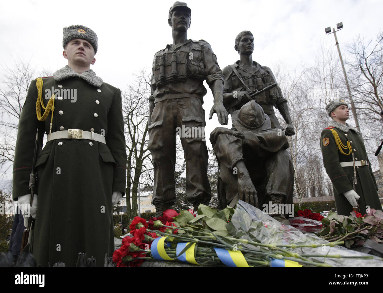 21 janvier 2016 - Les gardes d'honneur debout à côté d'un monument aux soldats tués en Afghanistan dans la guerre 1979-1989, à l'occasion de l'anniversaire du retrait des troupes soviétiques du pays, à Kiev. Le 15 février 2016. Le dernier détachement de l'armée soviétique ont quitté l'Afghanistan le 15 février 1989 après avoir mené une guerre de 10 ans dans l'échec d'une tentative d'imposer la domination soviétique dans le pays. Quelque 3 360 soldats ukrainiens ont été tués durant la guerre. © Michel Stepanov/ZUMA/Alamy Fil Live News Banque D'Images