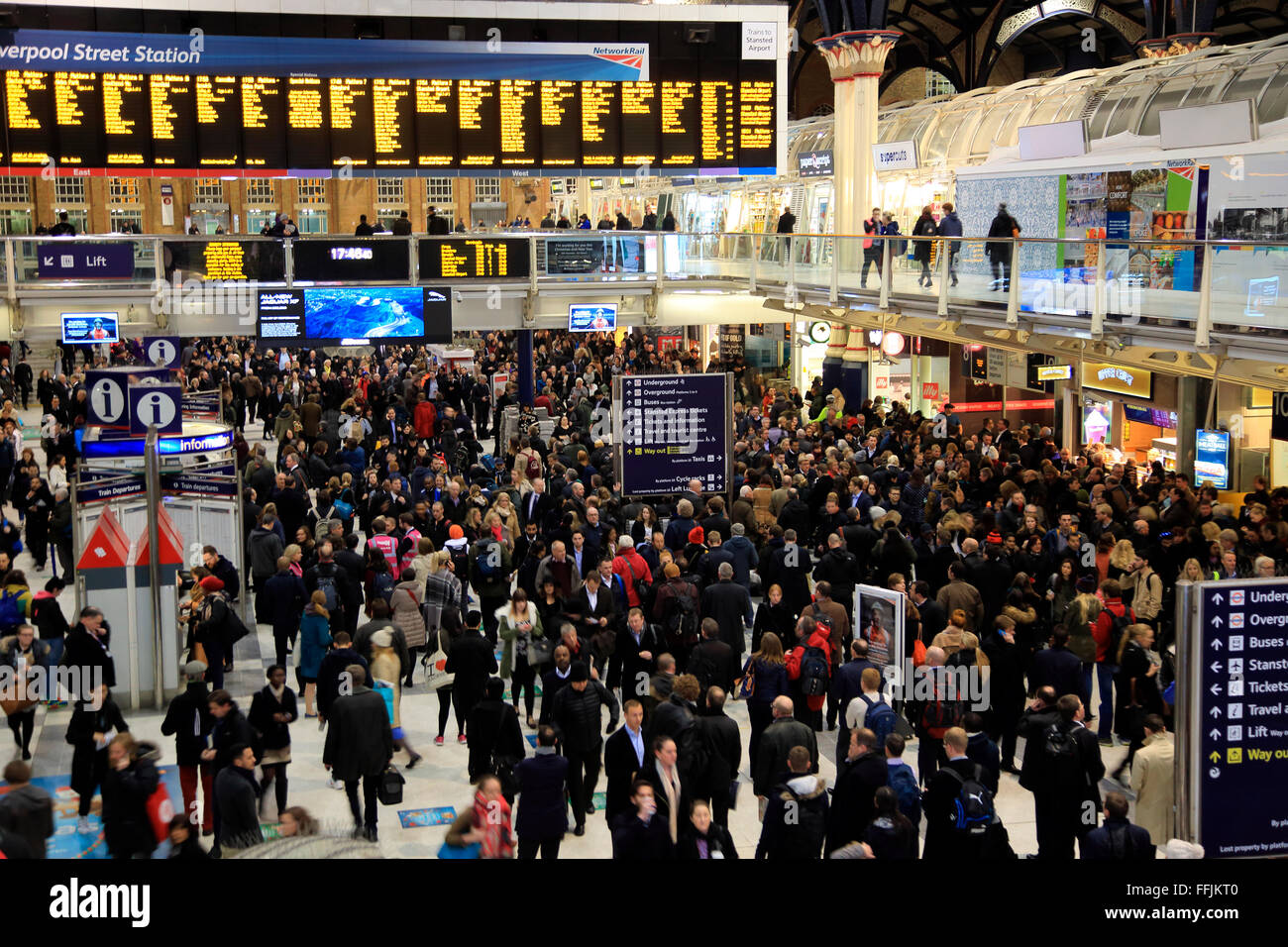Concourse encombrée de passagers à la gare de Liverpool Street, London, England, UK Banque D'Images