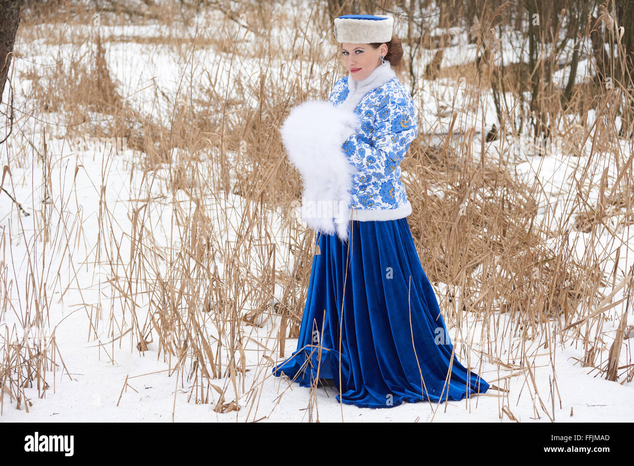 Jeune femme russe dans des vêtements traditionnels russes en hiver meadow Banque D'Images