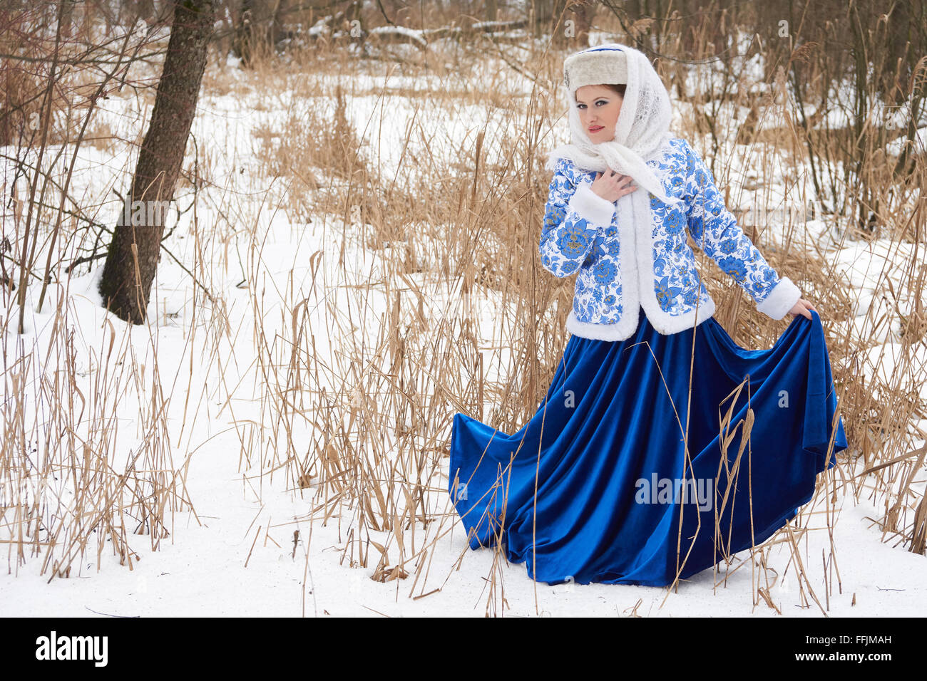 Jeune femme russe dans des vêtements traditionnels russes en hiver meadow Banque D'Images