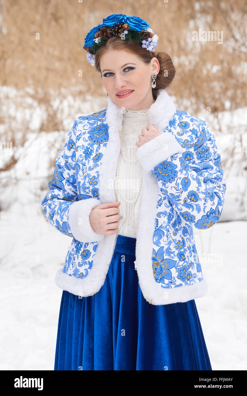 Jeune femme russe dans des vêtements d'hiver bleu avec décor sur la tête. Banque D'Images