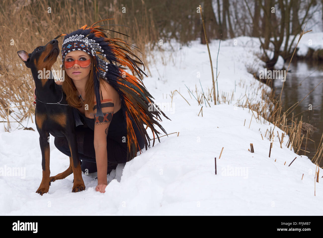 Girl in native american coiffure avec Doderman Pinscher Banque D'Images