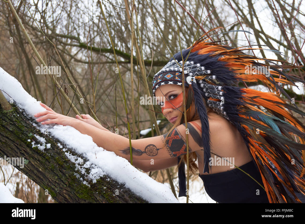 Girl in native american coiffure monte tree Banque D'Images