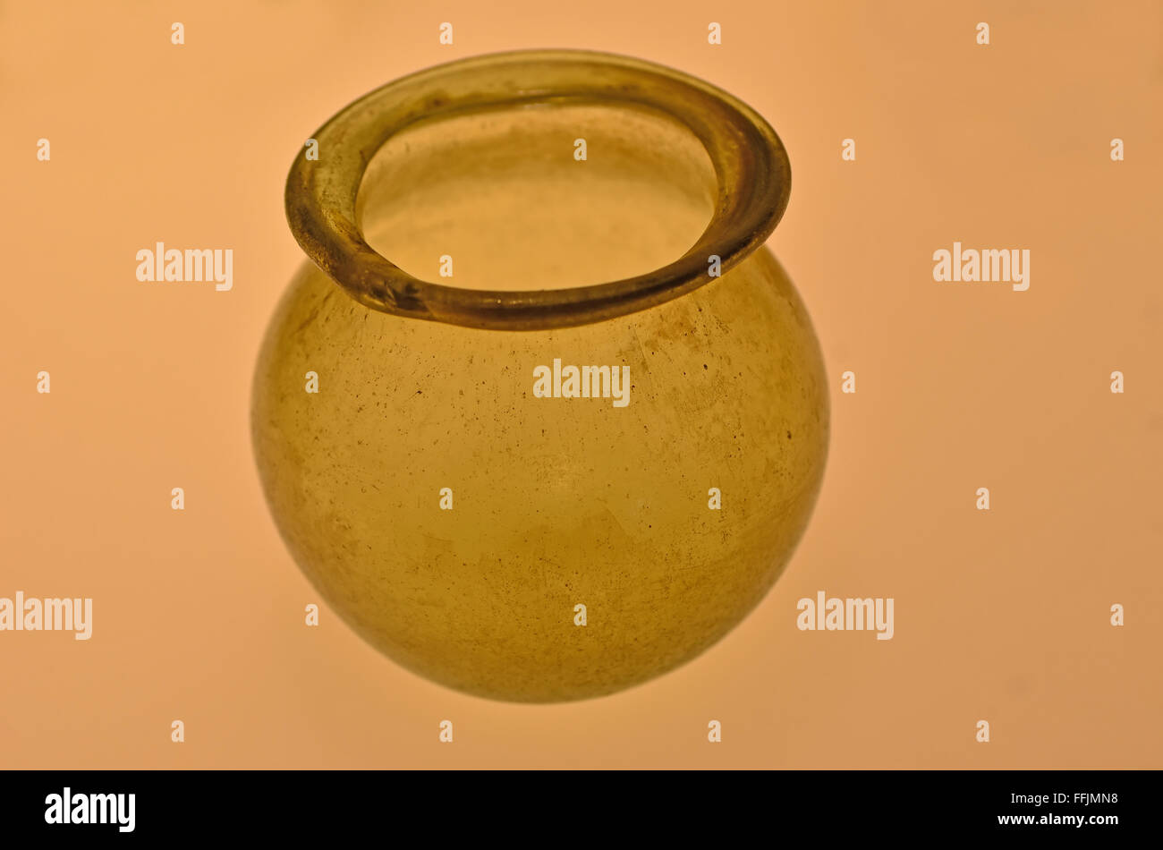 Ancienne cité romaine bol en verre clair presque sphérique avec de grandes lèvres Banque D'Images