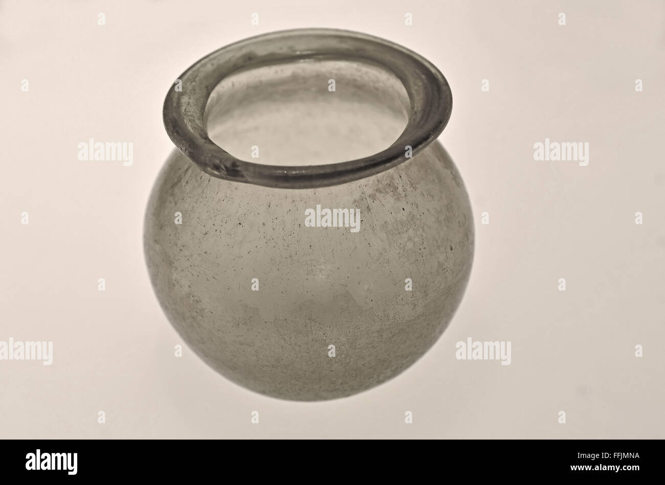 Ancienne cité romaine bol en verre clair presque sphérique avec de grandes lèvres Banque D'Images