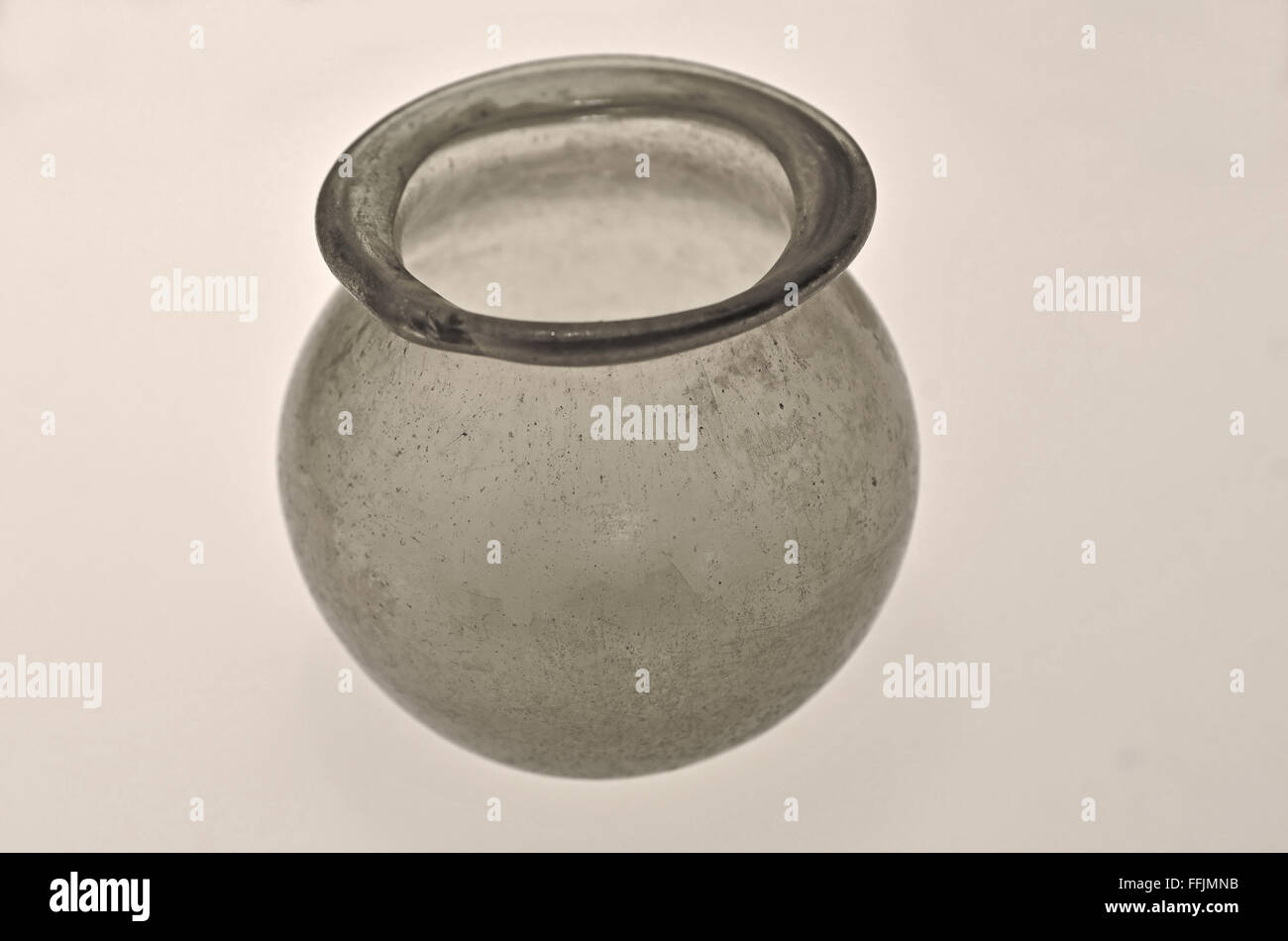 Ancienne cité romaine bol en verre clair presque sphérique avec de grandes lèvres Banque D'Images