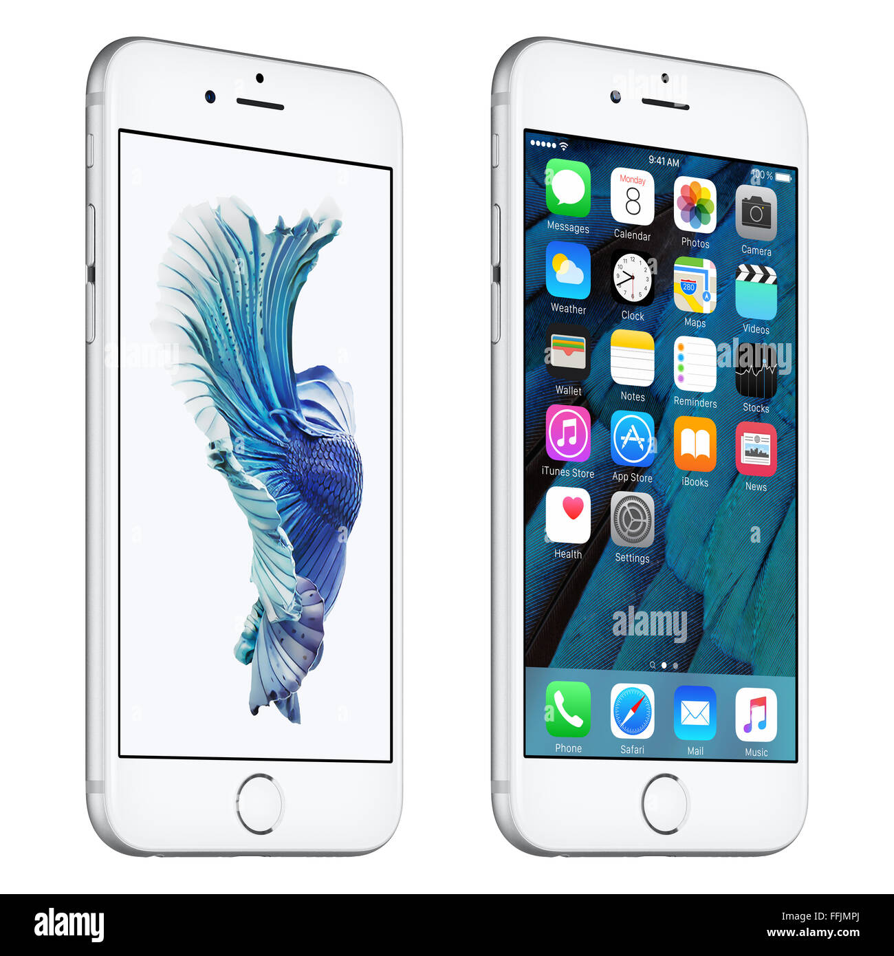 Varna, Bulgarie - 24 octobre 2015 : Argent Apple iPhone 6S en rotation à un léger angle bas en haut afficher avec iOS 9 Banque D'Images