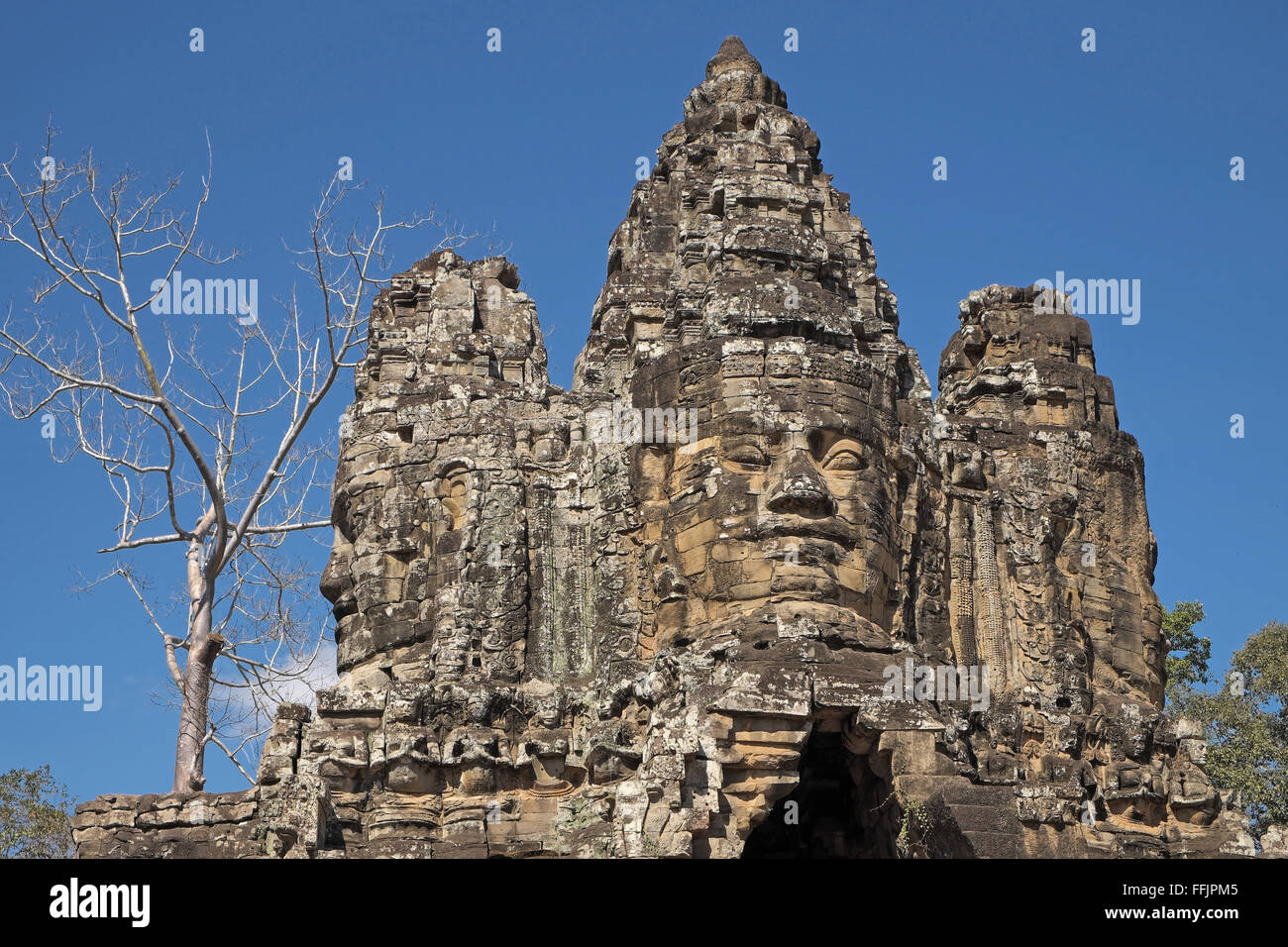 Visages de pierre énorme sur les tours du temple Bayon, Angkor Thom, près de Siem Reap, Cambodge, Asie. Banque D'Images