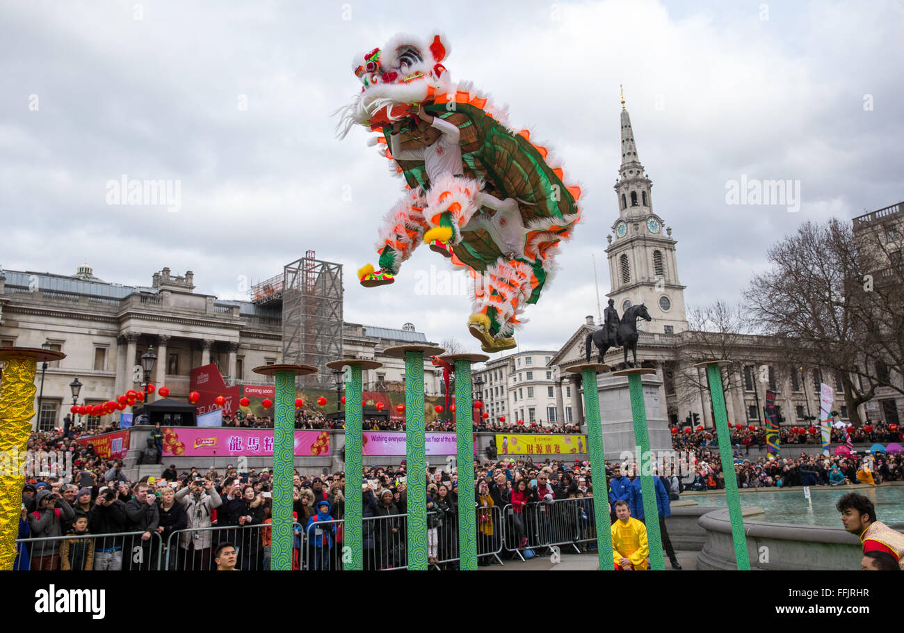 Les célébrations du Nouvel An chinois à Trafalgar Square,milliers watch la spectaculaire performance de danse du Dragon Banque D'Images