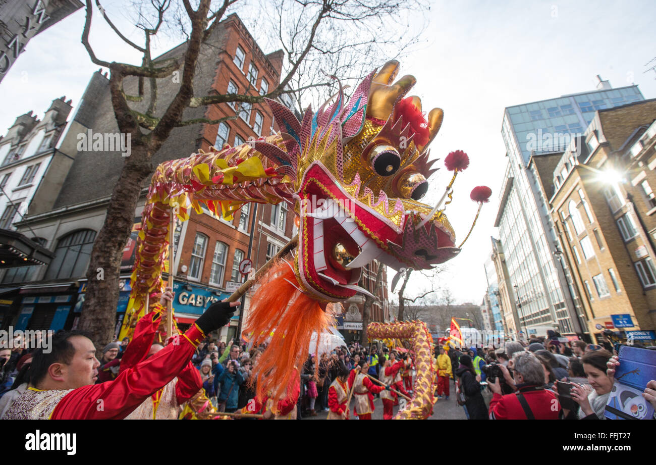 Des milliers de personnes étaient alignés le long des rues de Londres pour le Nouvel An chinois célébré cette année.L'année du singe Banque D'Images