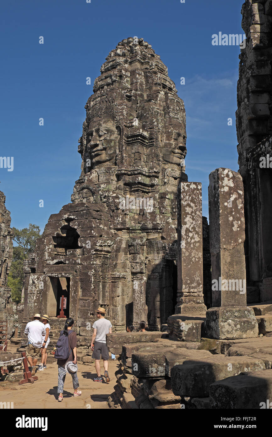 Visages de pierre énorme sur les tours du temple Bayon, Angkor Thom, près de Siem Reap, Cambodge, Asie. Banque D'Images