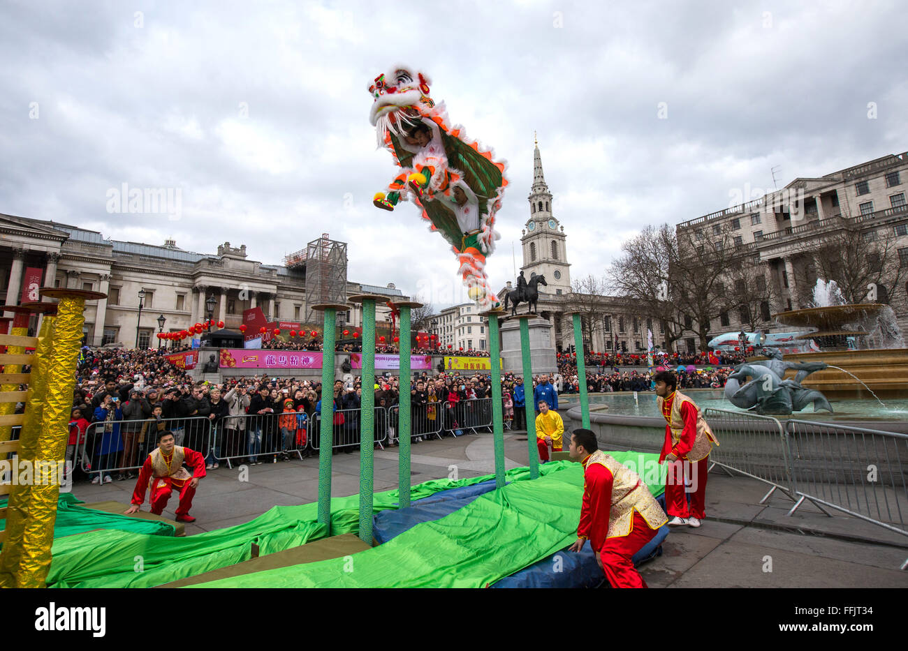 Les célébrations du Nouvel An chinois à Trafalgar Square,milliers watch la spectaculaire performance de danse du Dragon Banque D'Images