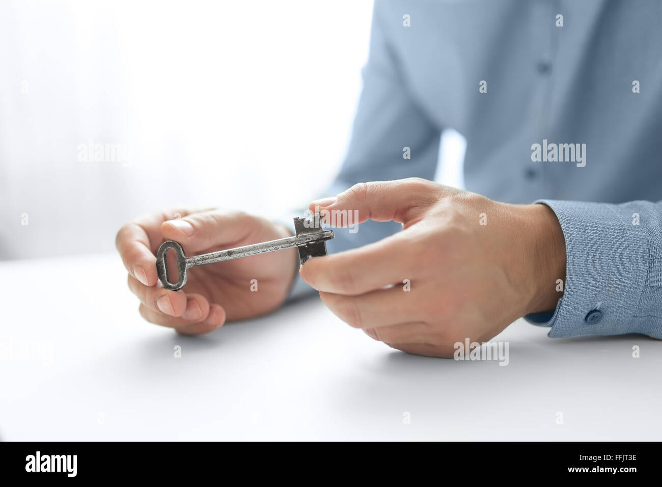 Businessman's hand holding key. Solutions d'affaires clés. Concept d'affaires de succès. Banque D'Images