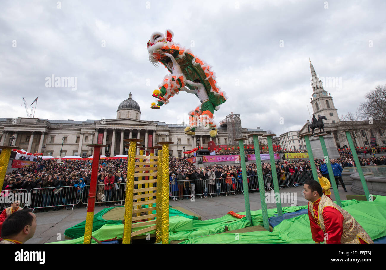 Les célébrations du Nouvel An chinois à Trafalgar Square,milliers watch la spectaculaire performance de danse du Dragon Banque D'Images