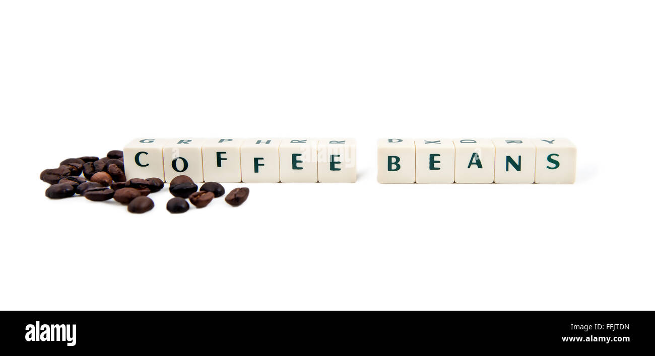 Café en grains white cube texte sur fond blanc et les grains de café Banque D'Images