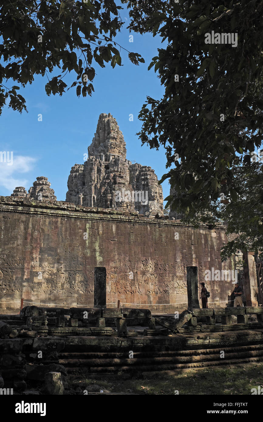Vue générale du mur extérieur et sa base reliefs, temple Bayon, Angkor Thom, près de Siem Reap, Cambodge, Asie. Banque D'Images