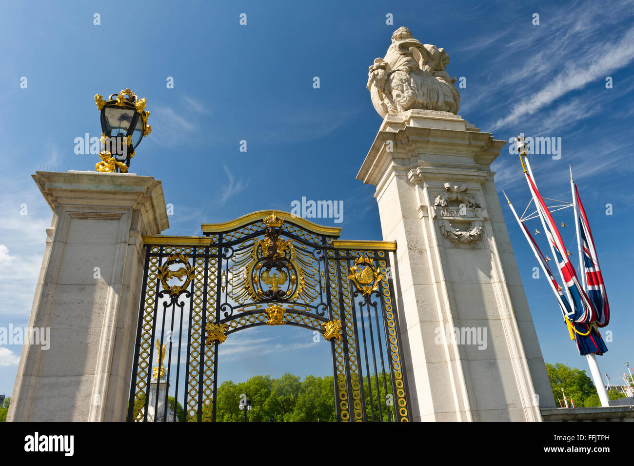 Une porte en acier orné de décorations d'or près de Buckingham Palace, Londres, Royaume-Uni. Banque D'Images