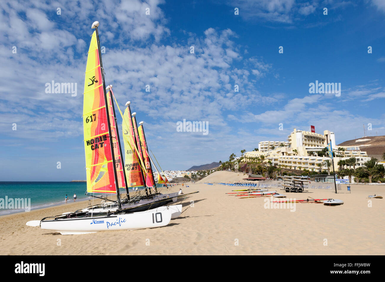Hobie cats et windsurfs, échoué sur le sable à Morro del Jable, Fuerteventura, Îles Canaries, Espagne Banque D'Images