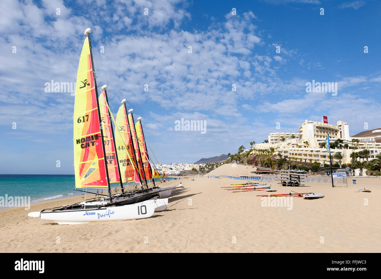 Hobie cats et windsurfs, échoué sur le sable à Morro del Jable, Fuerteventura, Îles Canaries, Spai Banque D'Images