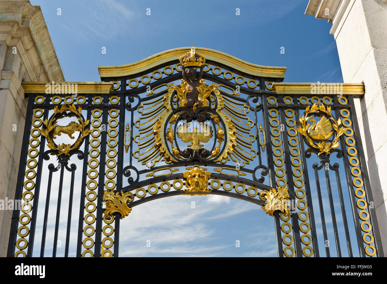 Une porte en acier orné de décorations d'or près de Buckingham Palace, Londres, Royaume-Uni. Banque D'Images