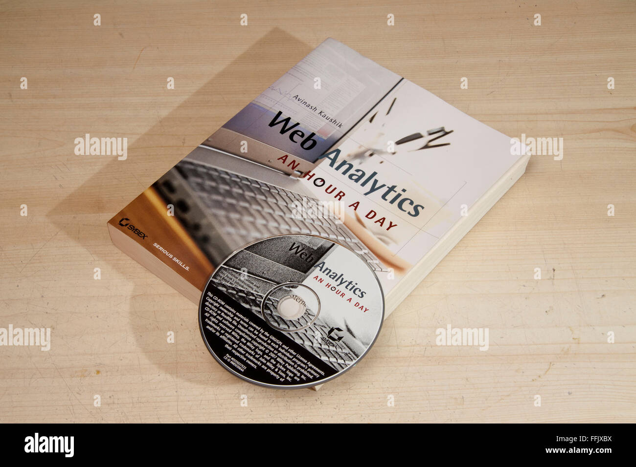 Livre et CD Web Analytics une heure par jour par Avinash Kaushik Banque D'Images