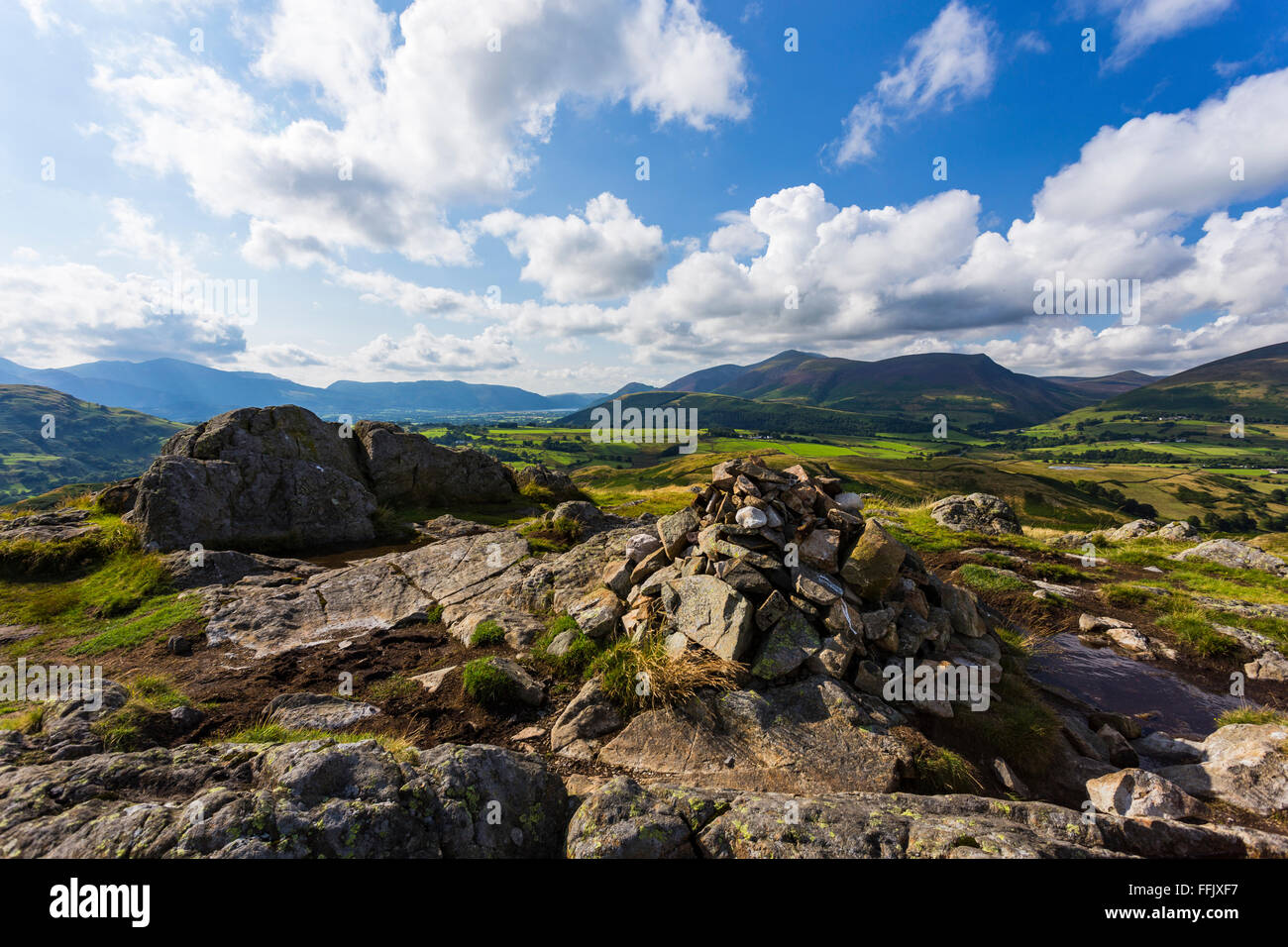 Cairn rock pile au-dessus de Naddle ont chuté, Keswick, Parc National de Lake District, Cumbria, Angleterre Banque D'Images