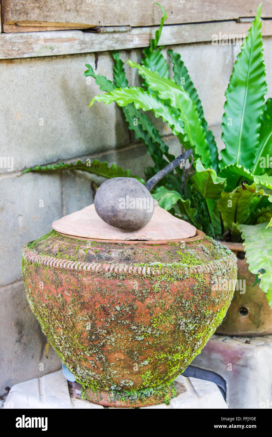 Pot en argile sur l'eau potable est le mode de vie Thaï , style lanna Banque D'Images