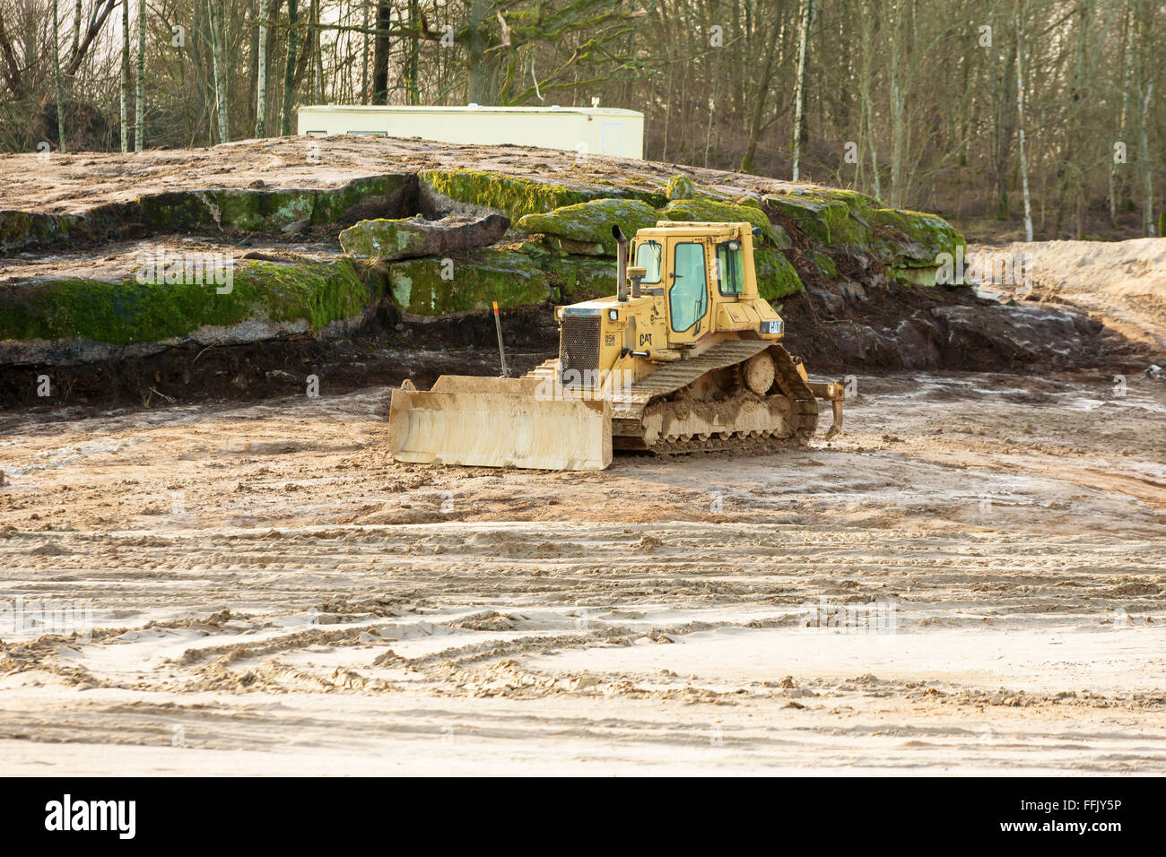 La Suède, de Kallinge- Février 07, 2016 : le tracteur à chenilles Caterpillar CAT D5H Series II au travail sur un chantier de construction. Banque D'Images