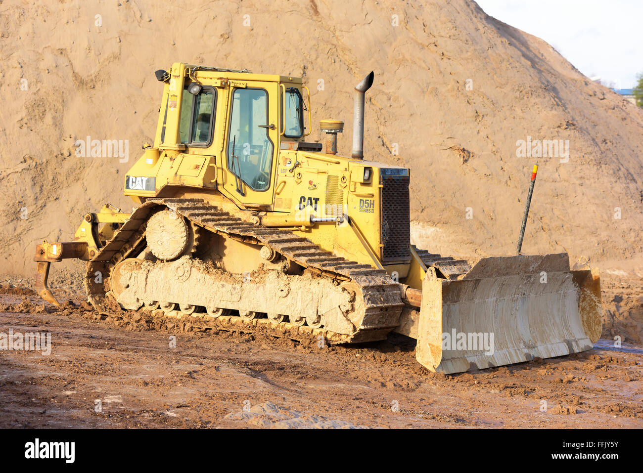 La Suède, de Kallinge- Février 07, 2016 : le tracteur à chenilles Caterpillar CAT D5H Series II au travail sur un chantier de construction. Banque D'Images