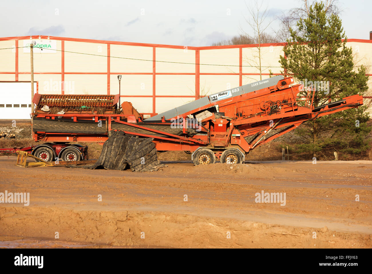 La Suède, de Kallinge- Février 07, 2016 : Terex Finlay 683 scalping, dépistage et du stockage machine au travail sur un site de construction Banque D'Images