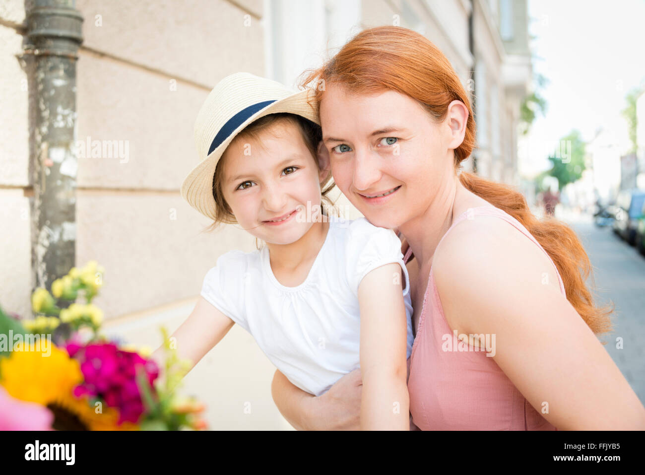 Portrait de mère en fille en ville Banque D'Images