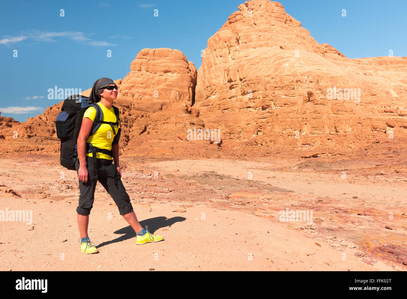 Femme Hiker with backpack profitez d'afficher dans le désert Banque D'Images