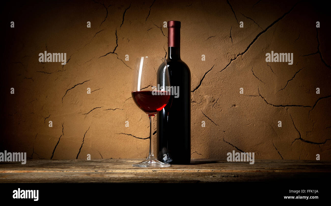 Mur d'argile en cave et vin rouge Banque D'Images