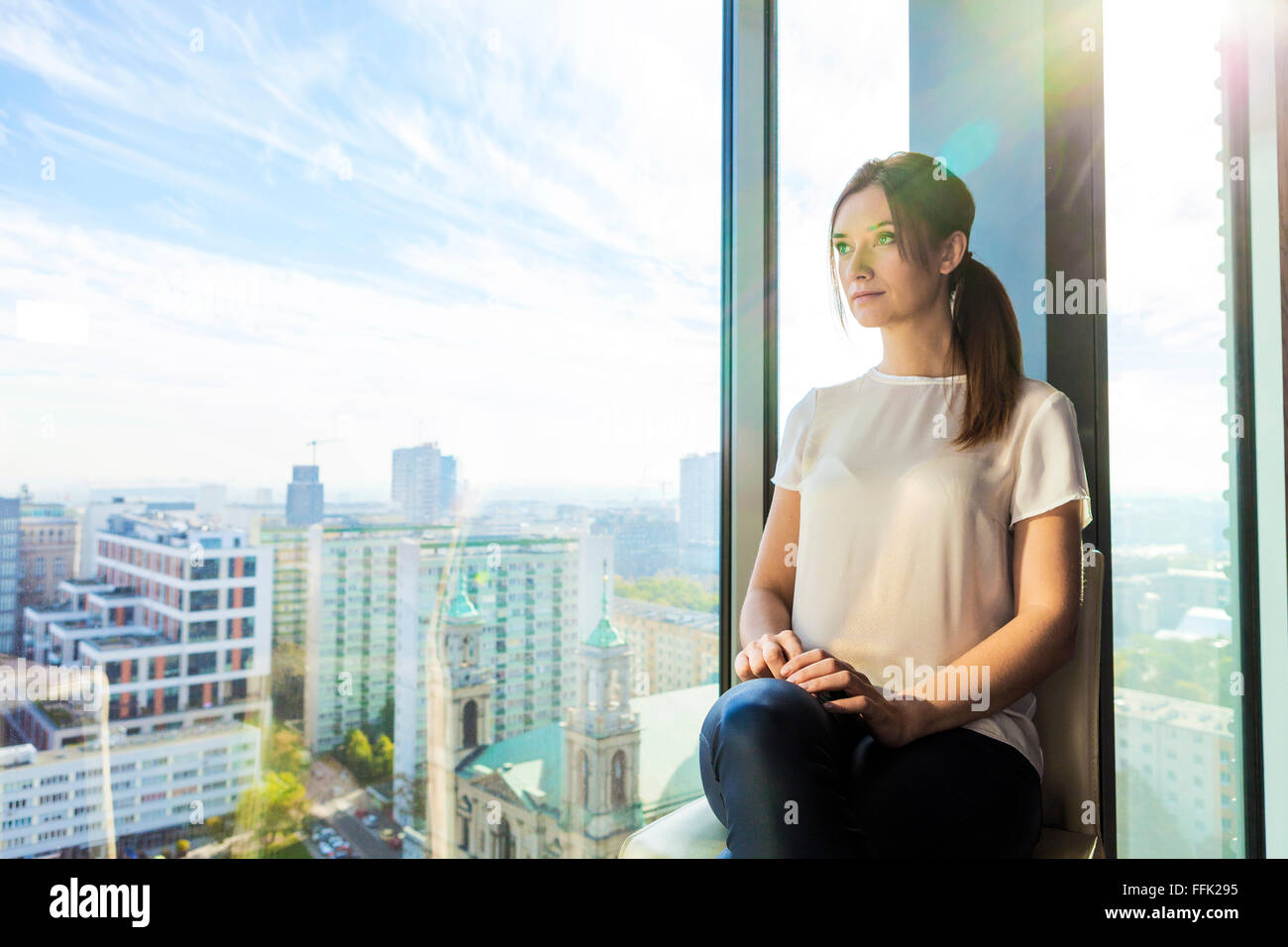 Femme en vacances à la recherche d'une fenêtre Banque D'Images