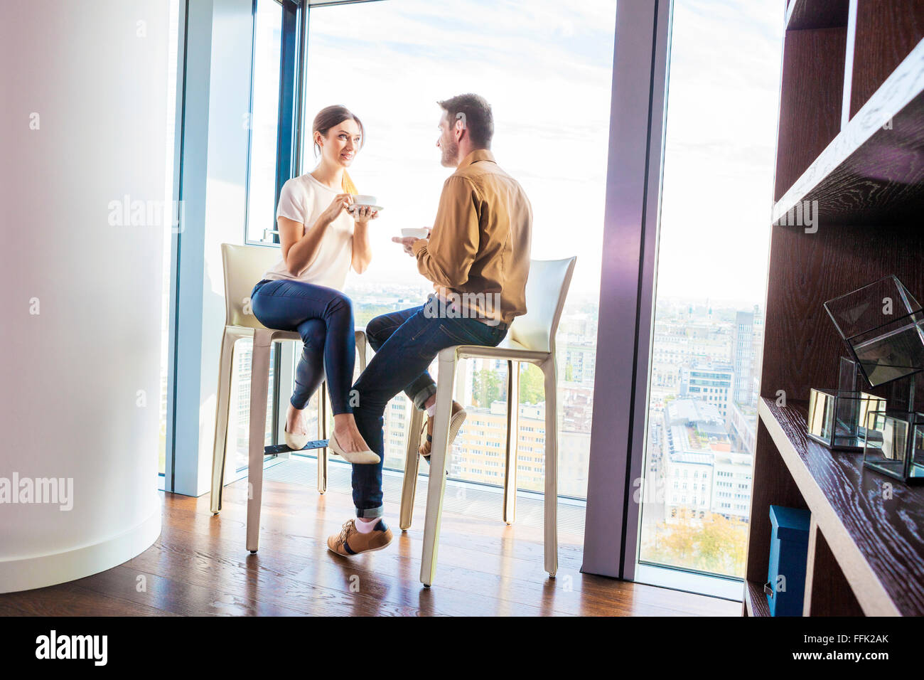 Couple dans l'appartement ayant une pause-café Banque D'Images