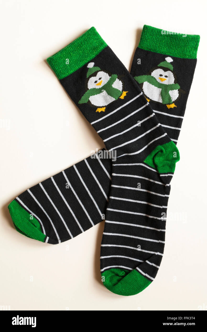 Chaussettes de Noël avec des pingouins sur isolé sur fond blanc Banque D'Images