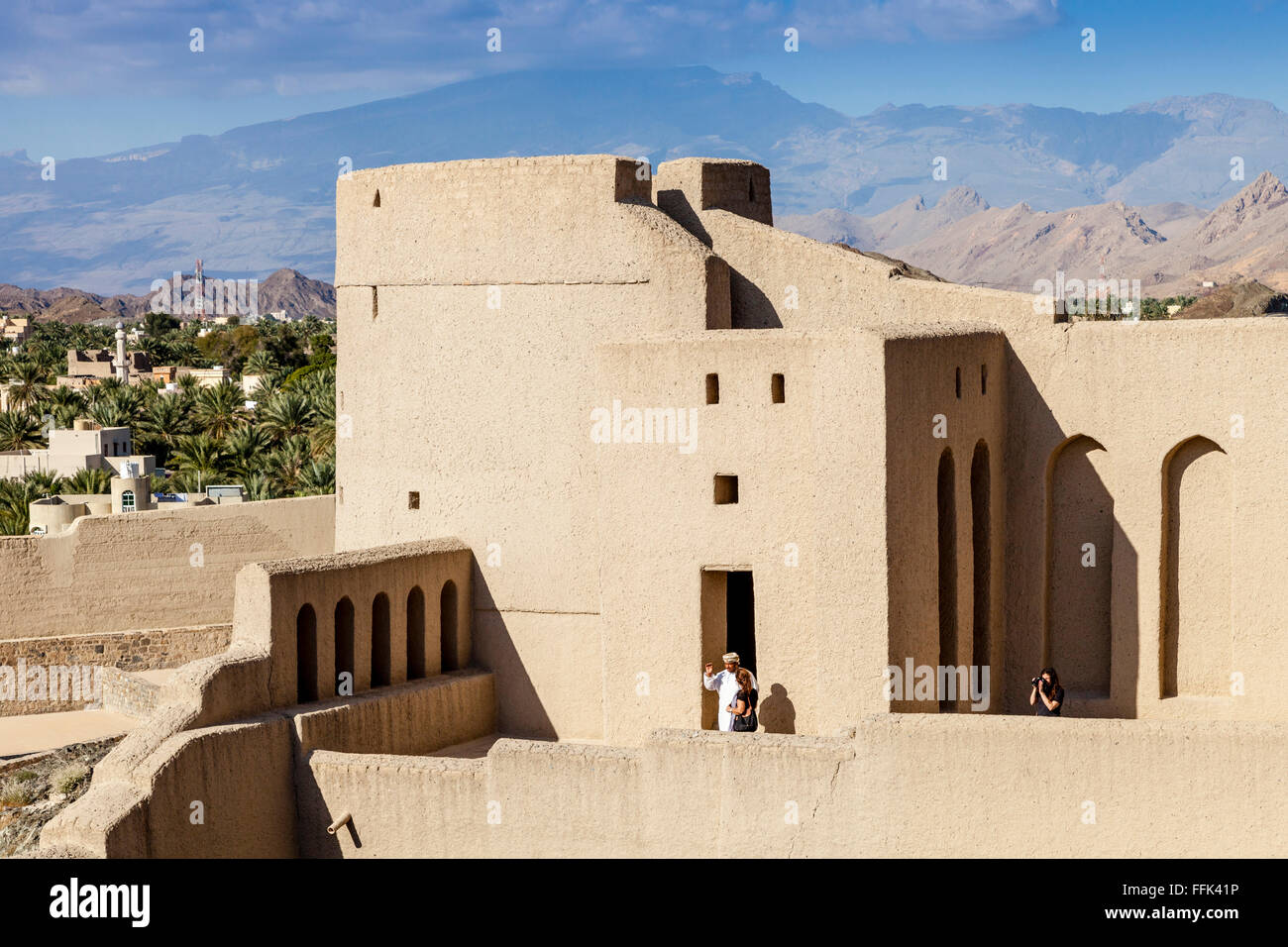 Les touristes visitant Fort de Bahla, Ad Dakhiliyah, Région de l'Oman Banque D'Images