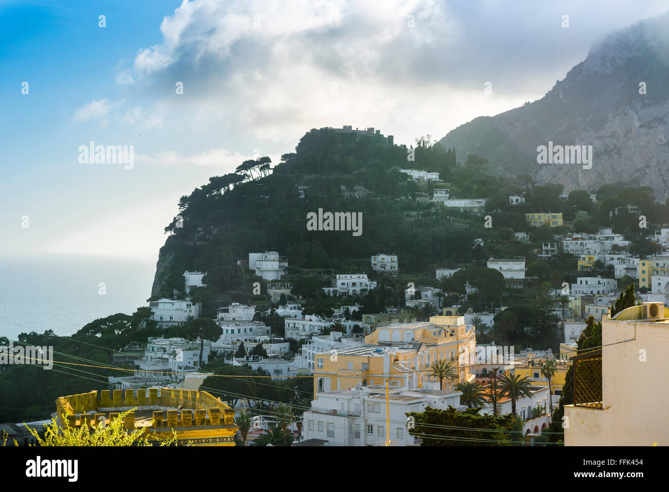 Capri Italie, vue en été de villas situées sur une colline escarpée sur l'île de Capri, Italie. Banque D'Images