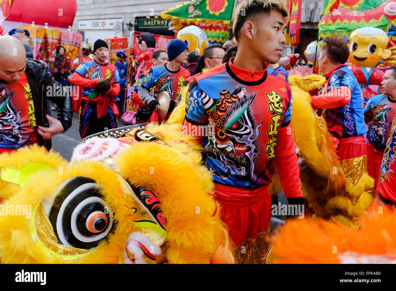 Le Nouvel An chinois, Londres : Lion dancers se préparer pour le défilé Banque D'Images