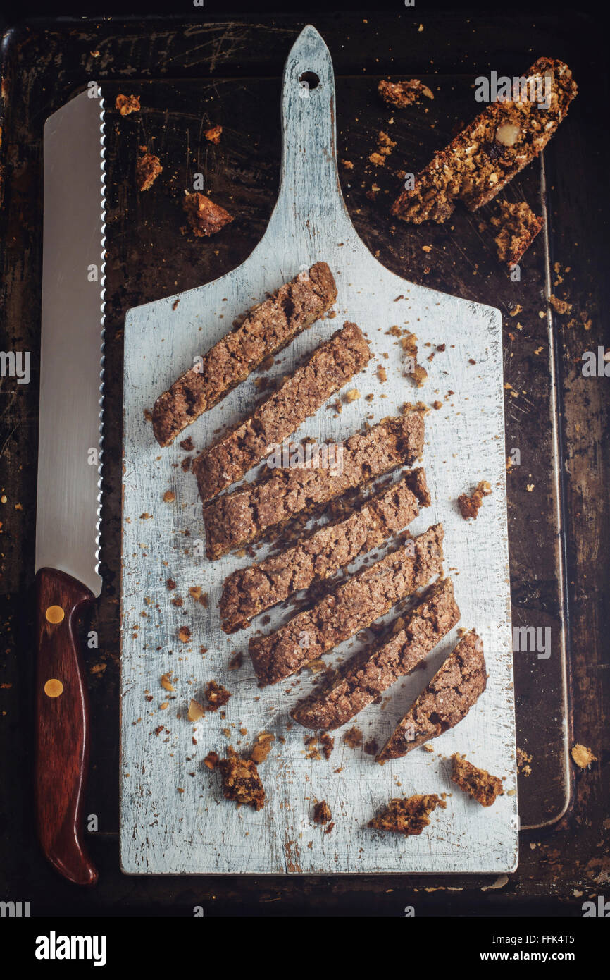 Biscotti fait maison, riche en fibres, avec de la farine de blé entier, noix, prunes séchées et graines mélangées. Crispy et friable, ils sont par Banque D'Images