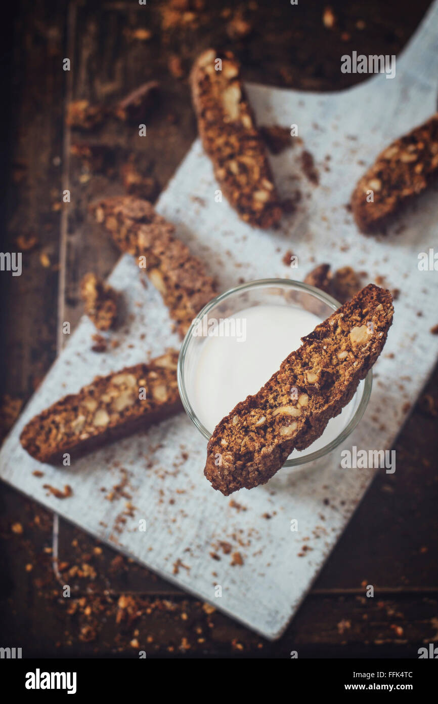 Biscotti fait maison, riche en fibres, avec de la farine de blé entier, noix, prunes séchées et graines mélangées. Crispy et friable, ils sont par Banque D'Images