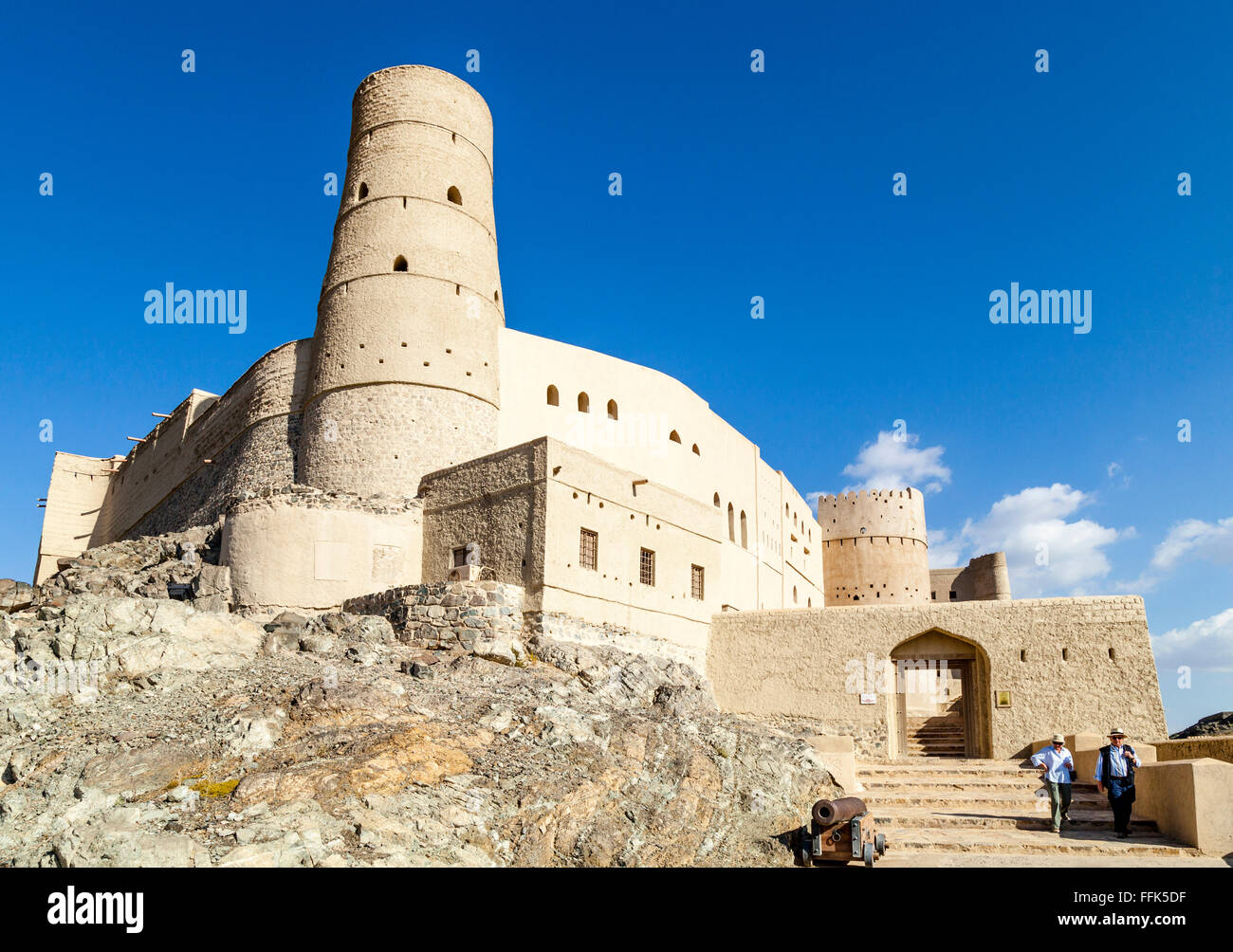 Les touristes visitant Fort de Bahla, Ad Dakhiliyah, Région de l'Oman Banque D'Images