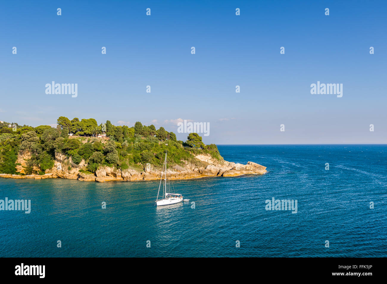 Yacht à voile blanc dans la baie de la mer Adriatique Banque D'Images