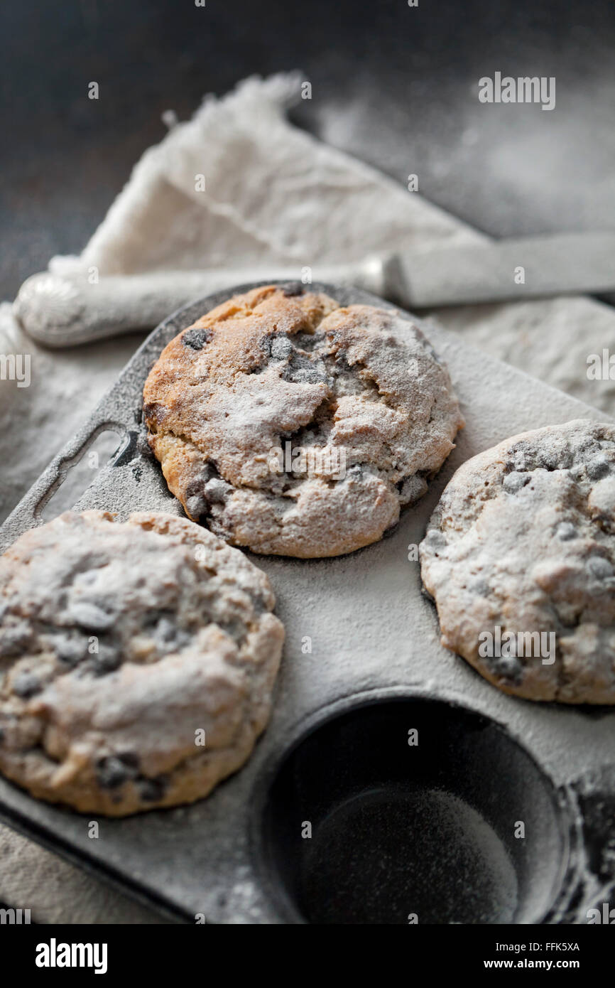 Des petits muffins vegan chocolat banane avec du sucre en poudre Banque D'Images