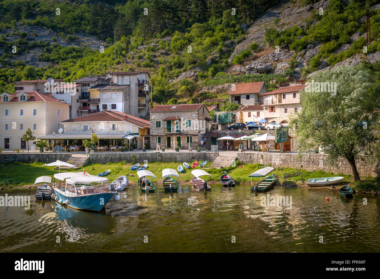 Rijeka Crnojevica remblai de la vieille ville et les excursions en bateaux amarrés. Banque D'Images