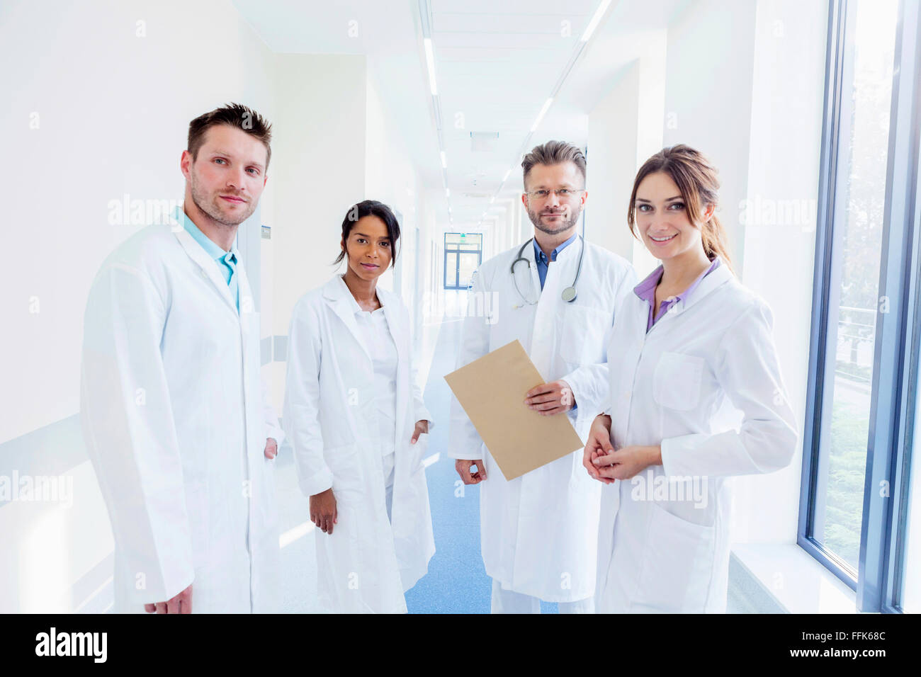Médecin et équipe médicale in hospital corridor Banque D'Images