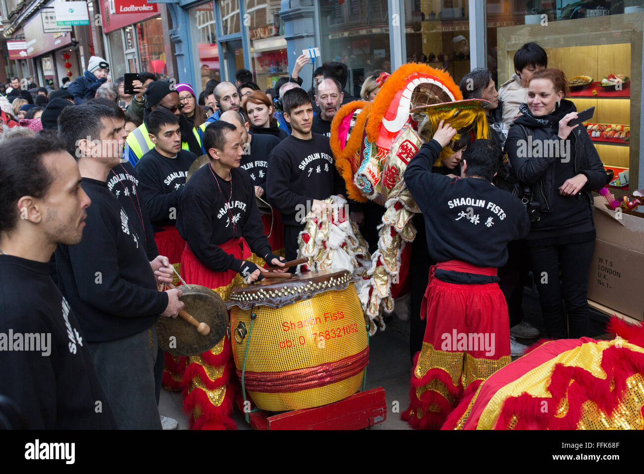 Le poing de Shaolin d'effectuer la danse du lion chinois le Nouvel An Chinois, Chinatown Londres Banque D'Images